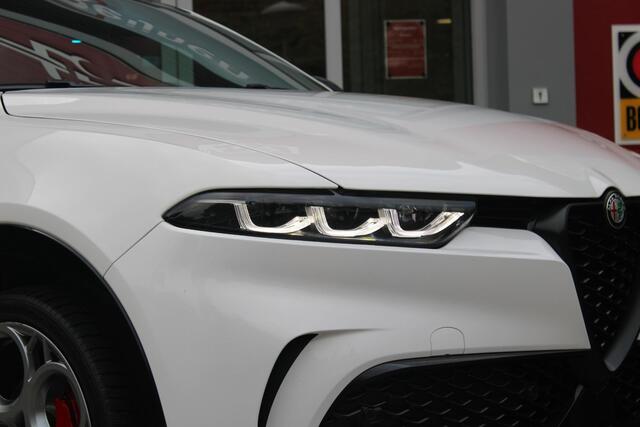 Alfa Romeo Tonale 1.3T 280PK PHEV VELOCE | PANORAMISCH SCHUIF/KANTEL DAK | PREMIUM PACK: LEDEREN BEKLEDING/GEVENTILEERDE VOORSTOELEN/4-VOUDIG ELEKTRISCH VERSTELBARE LENDESTEUN VOORSTOELEN/HOOGGLANS ZWARTE RAAMOMLIJSTING/AMBIENT LIGHTING | TECHNOLOGY PACK: PARKEERWAARSCHUWING VOOR EN ACHTER/ACHTERUITRIJ CAMERA/AUTONOMOUS DRIVING LEVEL 2: ADAPTIVE CRUISE CONTROL/LANE CENTERING ASSIST/TRAFFIC JAM ASSIST/AUTOMATISCH DIMMENDE BUITENSPIEGELS | WINTERPACK: STOELVERWARMING VOOR/STUURVERWARMING/VERWARMBARE RUITENSPROEIERS | HARMAN KARDON SOUND SYSTEM | 20" LICHTMETALEN VELGEN "GRAPHITE GREY" | DRAADLOZE TELEFOONLADER | NAVIGATIE | DRAADLOZE APPLE CARPLAY/ANDROID AUTO | FULL LED MATRIX KOPLAMPEN |