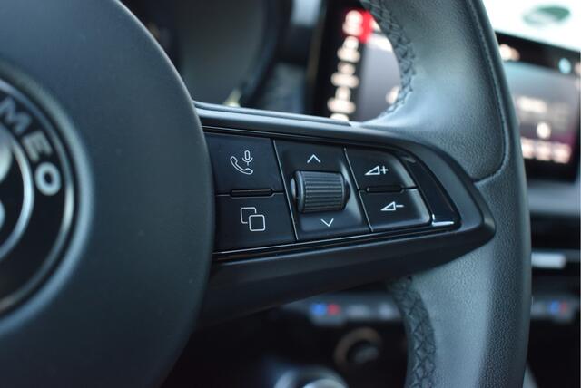 Alfa Romeo Tonale 1.5T Hybrid Super Cruise control, Carplay