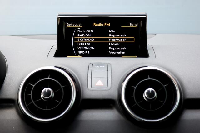 Audi A1 Sportback 1.0 TFSI Sport S line Edition | Automaat | Stoelverwarming | Privacy Glas | Bi-xenon | 18'' inch | Licht- en regensensor |