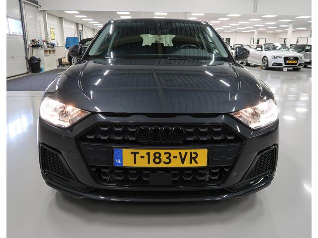 Audi A1 Sportback 25 TFSI Advanced edition Automaat Airco-ecc Blackpack trekhaak afneembaar app connect cruise control sportvelgen zeer nette auto extra getint glas sportstoelen Manhattangrijs metallic