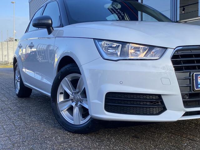Audi A1 Sportback 1.0 TFSI Adrenalin / Automaat / 34.000 KM! / Cruise-Control / Climate-Control / Stoelverwarming / Radio-Bluetooth / Navi / Armsteun-Voor / PDC V+A / 15'' LMV / All-Season / ENZ.