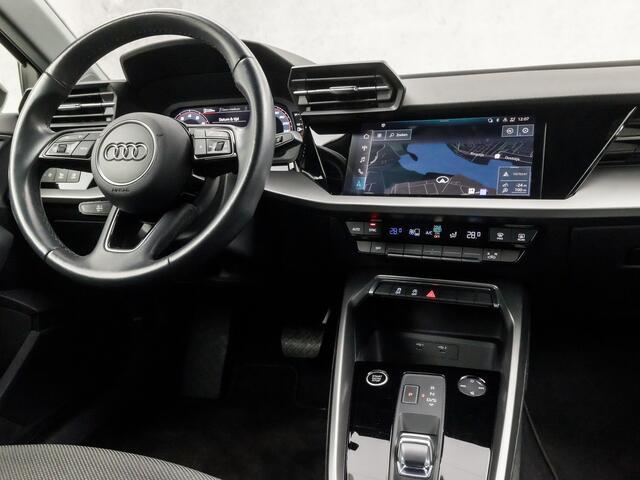 Audi A3 Limousine 30 TFSI Business Sport Automaat (APPLE CARPLAY, GROOT NAVI, CAMERA, GETINT GLAS, DYNAMISCHE KNIPPERLICHTEN, SPORTSTOELEN, FULL LED KOPLAMPEN, CRUISE, NIEUWSTAAT)