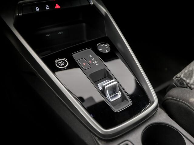 Audi A3 Limousine 30 TFSI Business Sport Automaat (APPLE CARPLAY, GROOT NAVI, CAMERA, GETINT GLAS, DYNAMISCHE KNIPPERLICHTEN, SPORTSTOELEN, FULL LED KOPLAMPEN, CRUISE, NIEUWSTAAT)