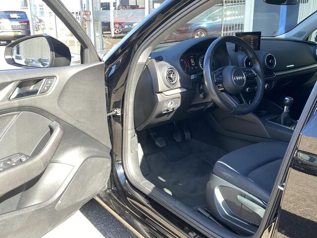 Audi A3 Limousine 30 TFSI Pro Line / NL-Auto / Cruise-Control / Radio-Bluetooth / Navi / Xenon koplampen / Elektr.-Pakket / Armsteun-Voor / PDC-Achter / 16'' LMV / All-Season / ENZ.