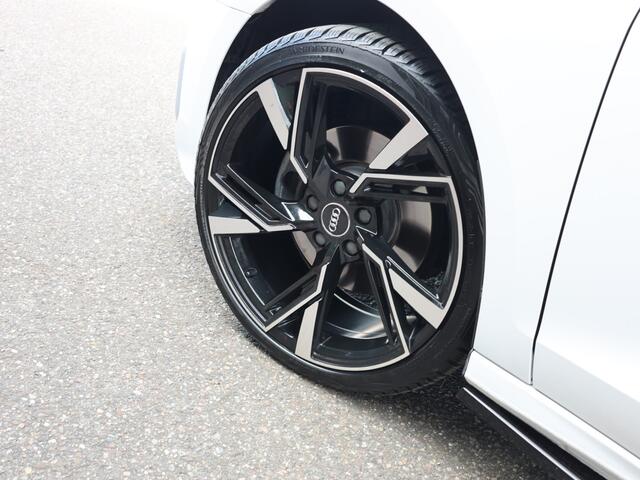 Audi A3 Limousine 35 TFSI Business edition, Nieuw model, Panoramadak, Navigatie, Led, 19 inch lichtmetaal, Clima, Cruise, Fraaie sideskirts