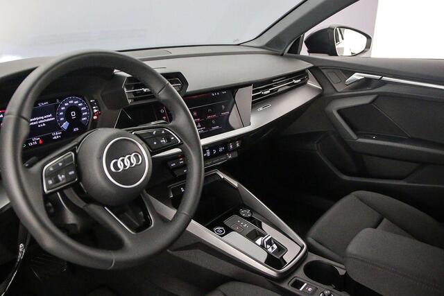 Audi A3 Limousine 30 TFSI Business edition | Cruise control | Carplay | Parkeer sensoren |