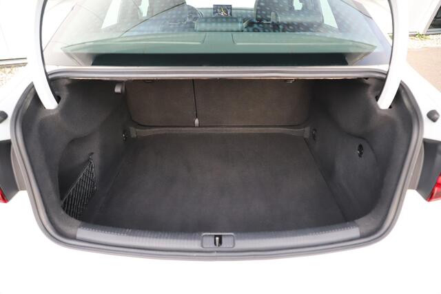 Audi A3 Limousine 30 TFSI Sport S Line Edition Automaat Half Leder Sportstoelen Nieuwe 18 inch Velgen Vredestein All-season Banden! Full LED Navigatie Bluetooth Climate Cruise Parkeersensor