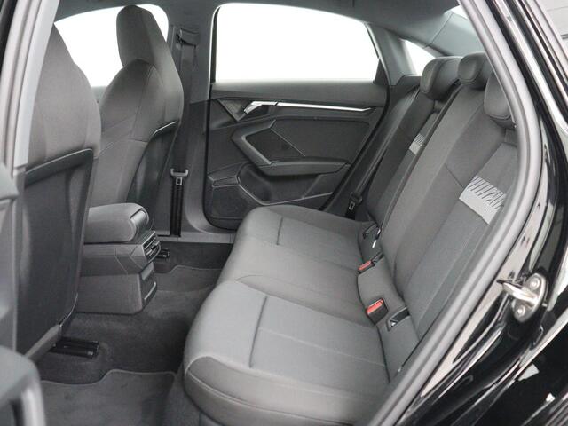 Audi A3 Limousine 30 TFSI Advanced edition | Stoelverwarming | Adaptive Cruise | Trekhaak | Carplay | LED | PDC | Navigatie | DAB