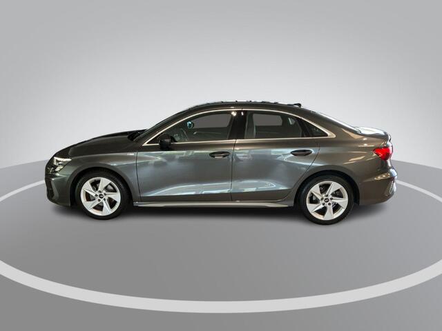 Audi A3 Limousine 30 TFSI/110PK S edition · Navigatie · Camera + Parkeersensoren · Apple/Android · Garantie t/m 16-10-2027 of 100000km.