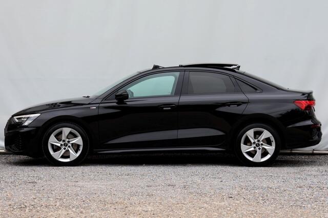 Audi A3 Limousine 30 TFSI S Edition - 110 pk **Pano / Standkachel / Keyless