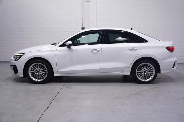 Audi A3 Limousine 35 TFSI Business edition navigatie Apple-carplay Led-verlichting Camera Sportstoelen in hoogte verstelbaar private-glas schakelflippers stoelverwarming 17"-lmv lendesteun-links