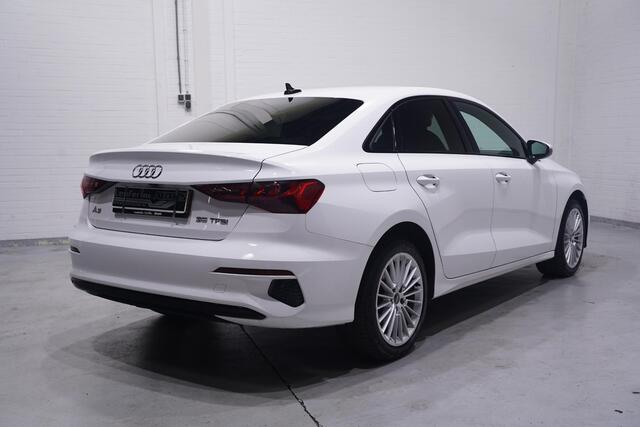 Audi A3 Limousine 35 TFSI Business edition navigatie Apple-carplay Led-verlichting Camera Sportstoelen in hoogte verstelbaar private-glas schakelflippers stoelverwarming 17"-lmv lendesteun-links