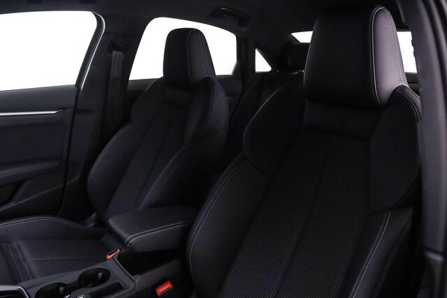 Audi A3 Limousine 30 TFSI S edition | Camera | Sportstoelen | Privacy Glass | Draadloze telefoonlader | Sportonderstel