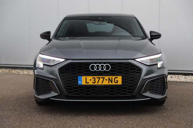 Audi A3 Limousine 30 TFSI S edition Black Pack Trekhaak Automaat Half Leder Rode Stiksels 18 inch LED Navigatie Carplay Donkere Ramen