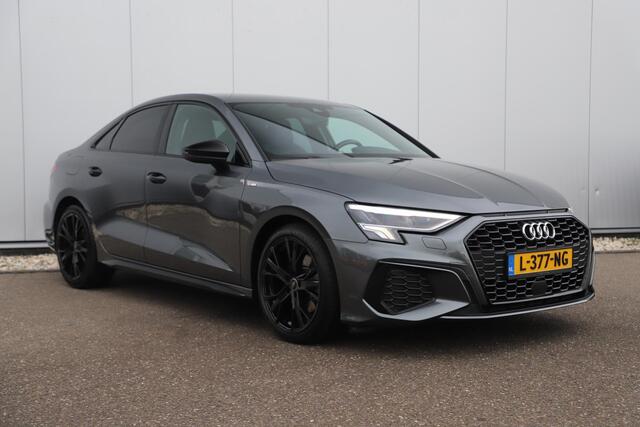Audi A3 Limousine 30 TFSI S edition Black Pack Trekhaak Automaat Half Leder Rode Stiksels 18 inch LED Navigatie Carplay Donkere Ramen