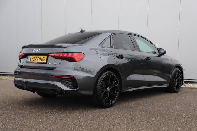 Audi A3 Limousine 30 TFSI S edition Black Pack Trekhaak Automaat Half Leder Rode Stiksels 18 inch LED Navigatie Carplay Donkere Ramen