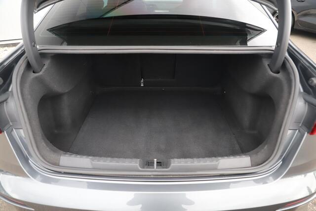Audi A3 Limousine 30 TFSI S edition Black Pack Trekhaak Automaat Half Leder Rode Stiksels 18 inch LED Navigatie Carplay Donkere Ramen