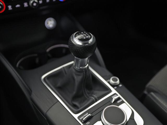 Audi A3 Limousine 1.0 TFSI S-Line Sport (2X S-LINE, GROOT NAVI, CLIMATE, DYNAMISCHE KNIPPERLICHTEN, SPORTSTOELEN, LEDER, GETINT GLAS, NIEUWE APK, NIEUWSTAAT)