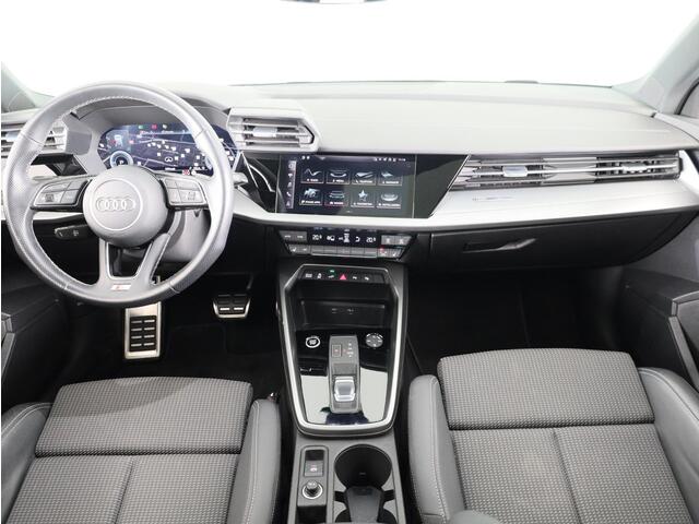 Audi A3 SPORTBACK 40 TFSI e S line Plug in Hybrid | Panoramadak | 18 inch lichtmetalen velgen | Navigatie | Parkeersensoren voor en achter | Verwarmbare voorstoelen