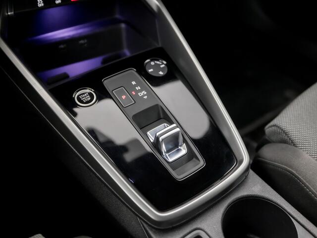 Audi A3 SPORTBACK 30 TFSI Sport Automaat (APPLE CARPLAY, GROOT NAVI, SFEERVERLICHTING, ADAPTIVE CRUISE, SPORTSTOELEN, MATRIX LED, GETINT GLAS, DAKRAILS, PARKEERSENSOREN, NIEUWE APK, NIEUWSTAAT)