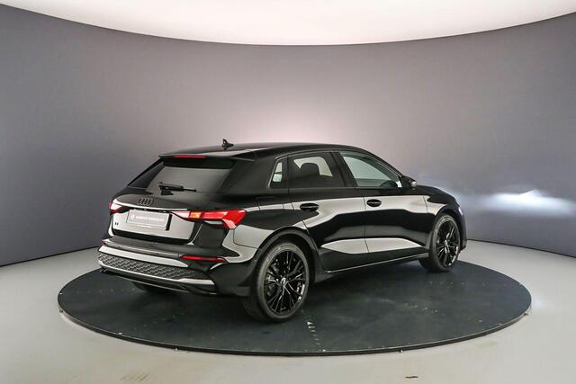 Audi A3 SPORTBACK 30 TFSI AUT | BLACK EDITION | ¤549.- per maand all-in | ¤4.000,- KORTING | Sportonderstel - Privacy glas - Sportstoelen