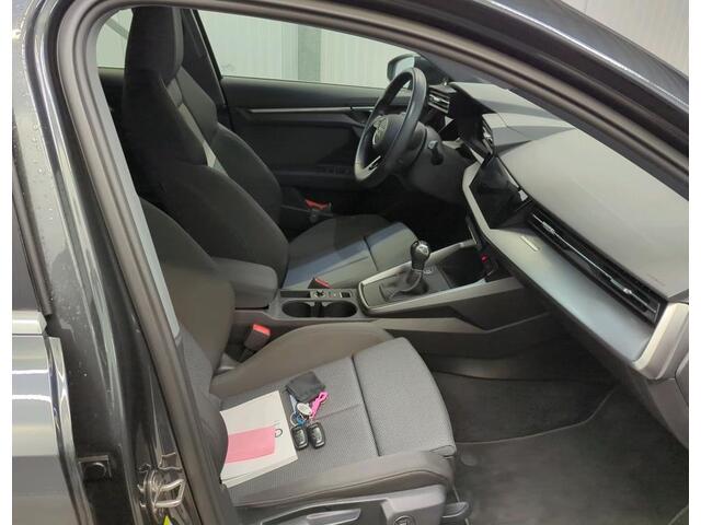 Audi A3 SPORTBACK 30 TDI Business edition Navigatie Trekhaak ACC Keyless Led Sportstoelen 17 inch Lichtmetaal Camera Getint Glas NL Auto BTW