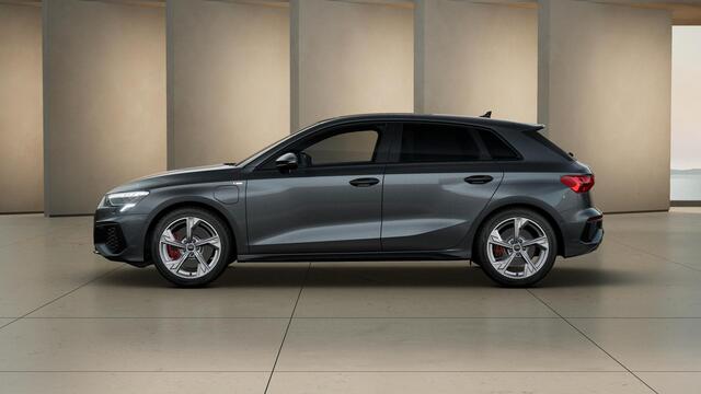 Audi A3 SPORTBACK 45 TFSI e 245PK S edition Competition | Panoramadak | Stoelverwarming | Elekt.bestuur.stoel | Zwart-Optiek | 18-Inch | Adaptive-Cruise | Ambient-Lightning | Rood-Stiksel |