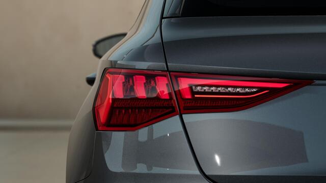Audi A3 SPORTBACK 45 TFSI e 245PK S edition Competition | Panoramadak | Stoelverwarming | Elekt.bestuur.stoel | Zwart-Optiek | 18-Inch | Adaptive-Cruise | Ambient-Lightning | Rood-Stiksel |