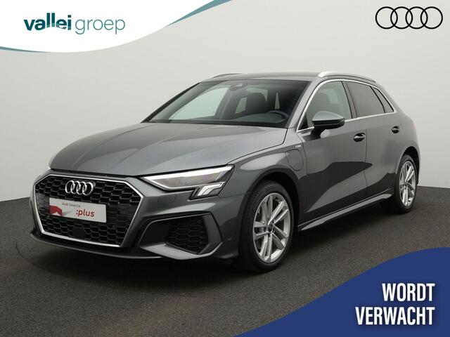 Audi A3 SPORTBACK 40 TFSI e 204PK Advanced S-line edition | Navigatie MMI Plus | Stoelverwarming | Parkeersensoren achter | Standkachel | Audi Drive Select |