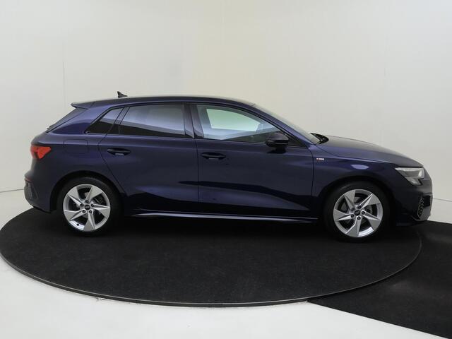 Audi A3 SPORTBACK 30 TFSI S edition | Afgevlakt sportstuur | Full LED verlichting | Sfeerverlichting | Navigatie Plus | Optiek zwart | Draadloze telefoonlader | Stoelverwarming |