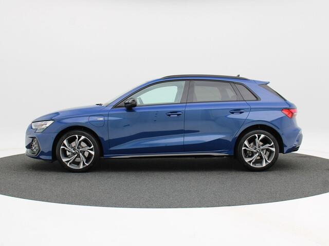 Audi A3 SPORTBACK 40 TFSI e 204 Pk Automaat S-Line | LED | Camera | Carplay | Stoel Verwarming | Navigatiesysteem | Sensoren | Elektrische Stoelen | 18 Inch | 9.557 Km!!