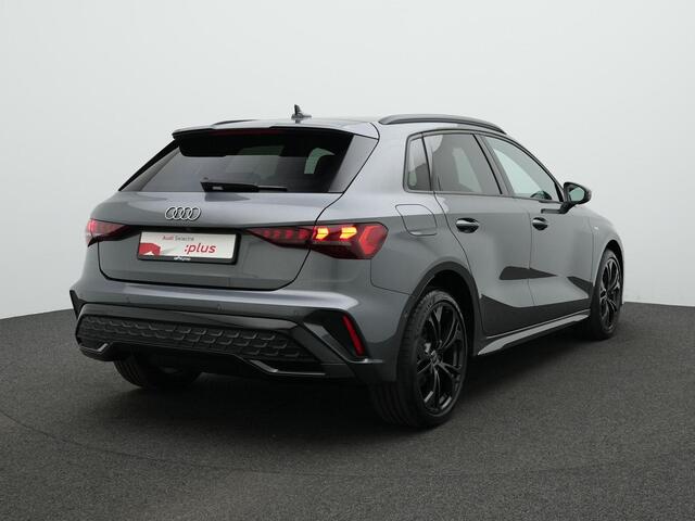Audi A3 SPORTBACK 40 TFSI e 204 pk S-tronic S-Line | Trekhaak | Head-up display | Sonos | Leder/alcantara | Achteruitrijcamera | Navigatie | Stoelverwarming