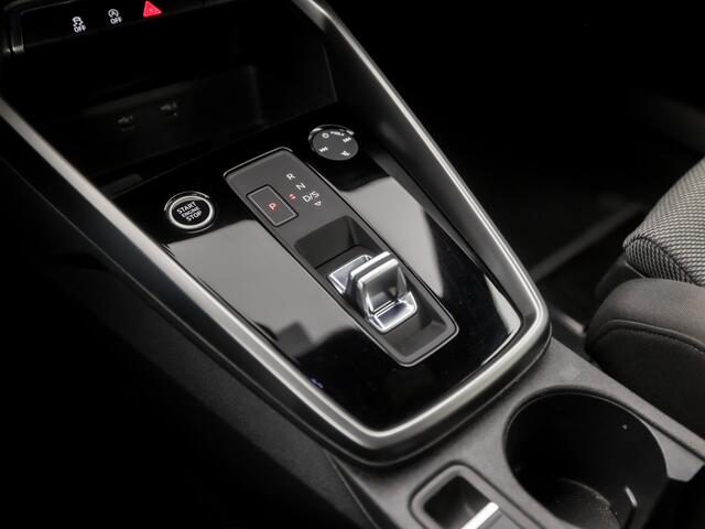 Audi A3 SPORTBACK 30 TFSI Sportline Automaat (APPLE CARPLAY, GROOT NAVI, CLIMATE, GETINT GLAS, SPORTSTOELEN, CRUISE, MATRIX LED, PARKEERSENSOREN, NIEUWSTAAT)