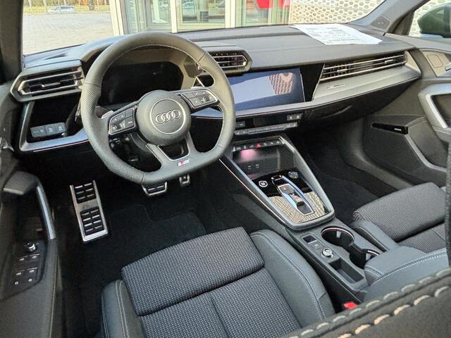 Audi A3 SPORTBACK S edition 40 TFSI e 150 kW / 204 PK Sportback | Panoramadak | Sonos Sound | Zwart Optiek | Sportstoelen | Adaptieve Cruise Control | Stoelverwarming | Navigatie |