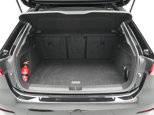 Audi A3 SPORTBACK 40 TFSI e 204pk Leer Navigatie Parkassist Privacy glass 306
