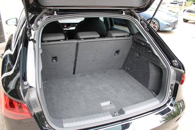 Audi A3 SPORTBACK 30 TFSI Business edition | Panoramadak | Navigatiesysteem | S-line | Automaat