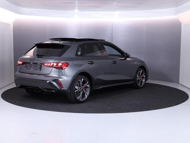 Audi A3 SPORTBACK 45 TFSI e S edition Competition 272 pk SOH 100% S-tronic| Navigatie | Panoramadak | Private lease vanaf ¤798,- | Achteruitrijcamera | Adaptieve cruise control | Matrix LED koplampen |