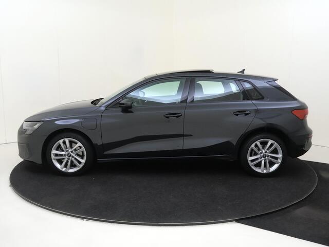 Audi A3 SPORTBACK 40 TFSI e Edition | Panoramadak | Parkeersensoren achter | Cruise control | CarPlay | Electronic climate control | Lane assist |