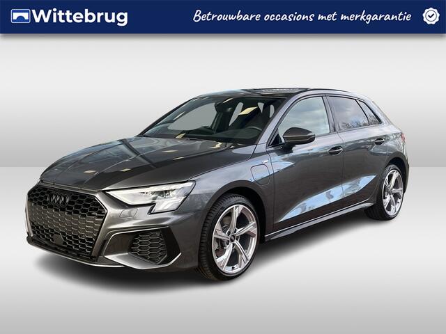 Audi A3 SPORTBACK 40 TFSI e S-line / Leder-Alacantara RS Stoelen met Rode Stiksels / Zwart Optiek Plus / Camera / Elek. Stoelverstelling / Elek. Achterklep / Audi smartphone interface / 18'' LMV