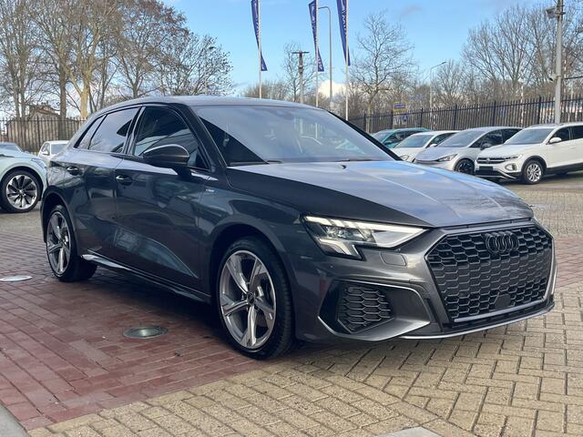 Audi A3 SPORTBACK 40 TFSI e S-line / Leder-Alacantara RS Stoelen met Rode Stiksels / Zwart Optiek Plus / Camera / Elek. Stoelverstelling / Elek. Achterklep / Audi smartphone interface / 18'' LMV