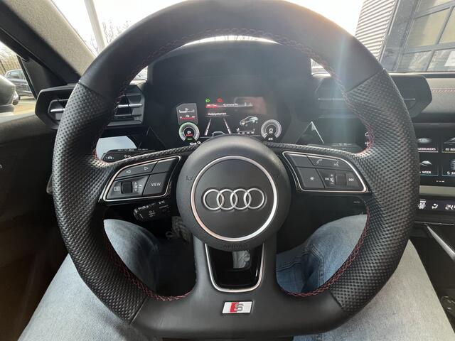 Audi A3 SPORTBACK 40 TFSI e S-line / Leder-Alacantara RS Stoelen met Rode Stiksels / Zwart Optiek Plus / Camera / Elek. Stoelverstelling / Elek. Achterklep / Audi smartphone interface / 18'' LMV