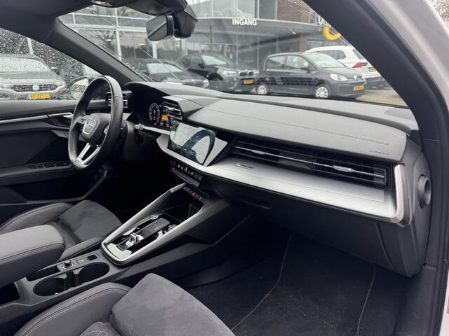 Audi A3 SPORTBACK 45 TFSI e S edition Competition / Panoramadak / Camera / Head-up / RS Seats / B&O / Elektr. stoelen / 19'' / CarPlay / Stoelmassage+Verwarming / Dodehoek / DAB / ACC