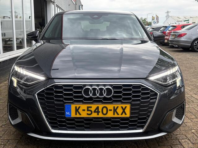 Audi A3 SPORTBACK 30 TFSI Business edition | Sportstoelen | Zwartehemel | Apple Carplay | Stoelverwarming