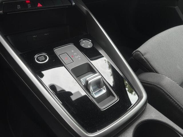 Audi A3 SPORTBACK 30 TFSI Business edition | Sportstoelen | Zwartehemel | Apple Carplay | Stoelverwarming