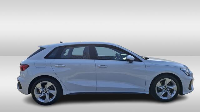 Audi A3 SPORTBACK 30 TFSI S-edition Automaat Full LED verlichting / Parkeersensoren / 17 " LM velgen / HAL