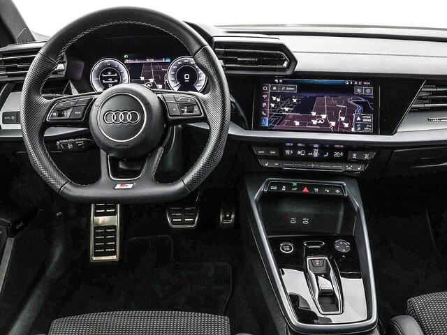 Audi A3 SPORTBACK 45 TFSIe 272pk S-tronic S edition Competition · Camera · Sonos Audio · Elektrische stoelverstelling · Keyless · Stoelverwarming · Afneembare Trekhaak · Fabrieksgarantie tot 03-04-2030 of 100.000km