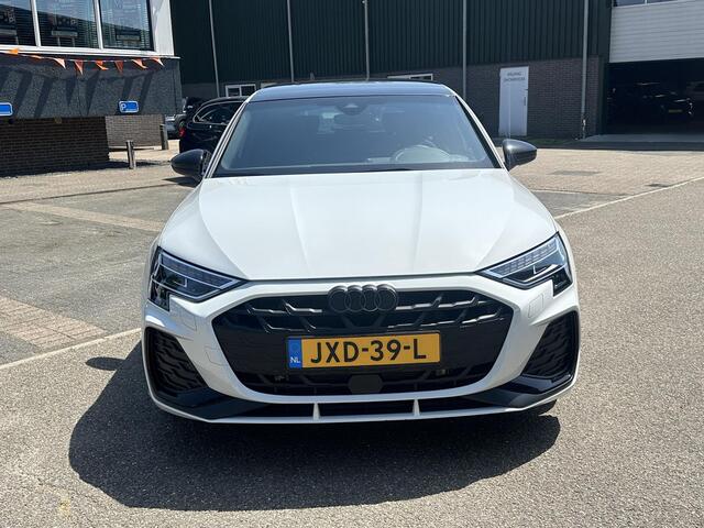 Audi A3 SPORTBACK 45 TFSI e S edition Competition 272pk PHEV| 8.000KM! | VAN: 44.900,- VOOR: 42.877,- | INCL. BTW | 143km RANGE WLTP!! | PANORAMADAK | FABRIEKSGARANTIE t/m 04-2027| LEKKER VOL! | S-LINE BINNEN + BUITEN| LEDER|