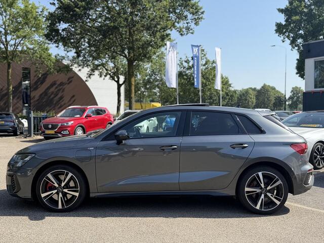 Audi A3 SPORTBACK 45 TFSI e S edition Competition 245 PK PHEV | VAN ¤ 34.900,- VOOR ¤ 32.877,- | UW WK-VOORDEEL: ¤ 2.023,- | S-LINE INTERIEUR & EXTERIEUR | PANORAMADAK | KEYLESS GO & START | BLACK OPTIC PAKKET | STOELVERWARMING | AUDI DEALER ONDERHOUDEN |