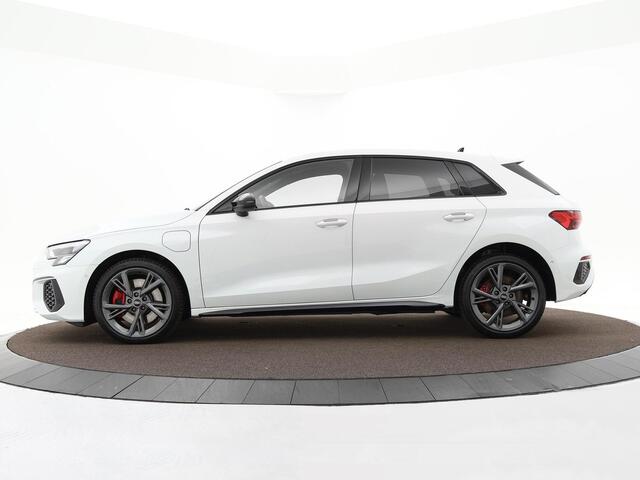 Audi A3 SPORTBACK 45 TFSIe 245pk S-tronic S edition Competition · Apple/Android Car Play · Adaptive Cruise Control · Elek. inklap b.spiegels · Navigatie · 18'' ·