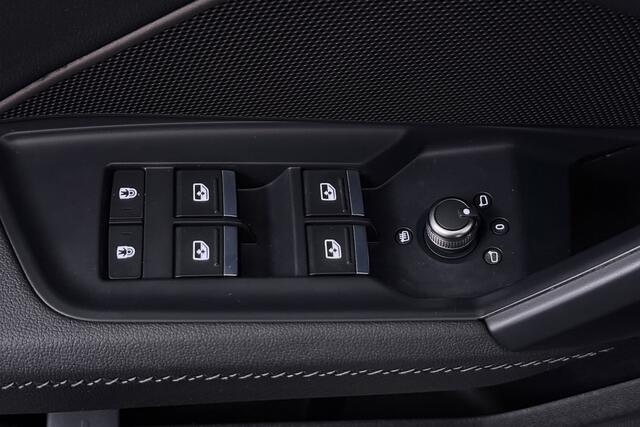 Audi A3 SPORTBACK 30 TFSI S edition (STOELVERWARMING, LANE-ASSIST, NAVIGATIE, PARKEERSENSOREN)